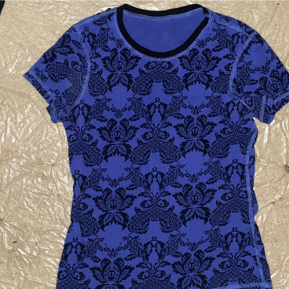Lulu lemon top.. pruple